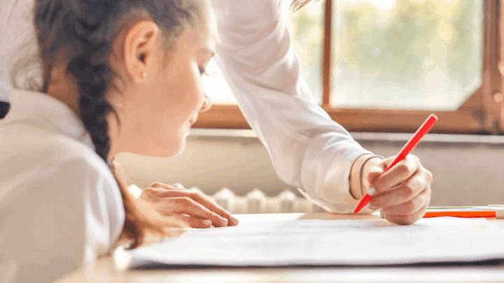 Elev med bok i klassrum i Nykvarn – bättre skola i Nykvarn