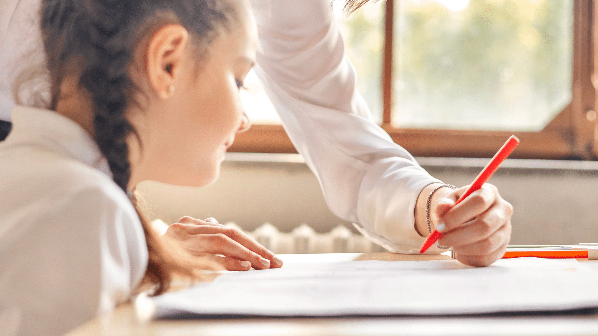 Elev med bok i klassrum i Nykvarn – bättre skola i Nykvarn