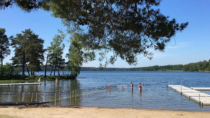 Hökmossbadet i Nykvarn omgivet av skog och natur
