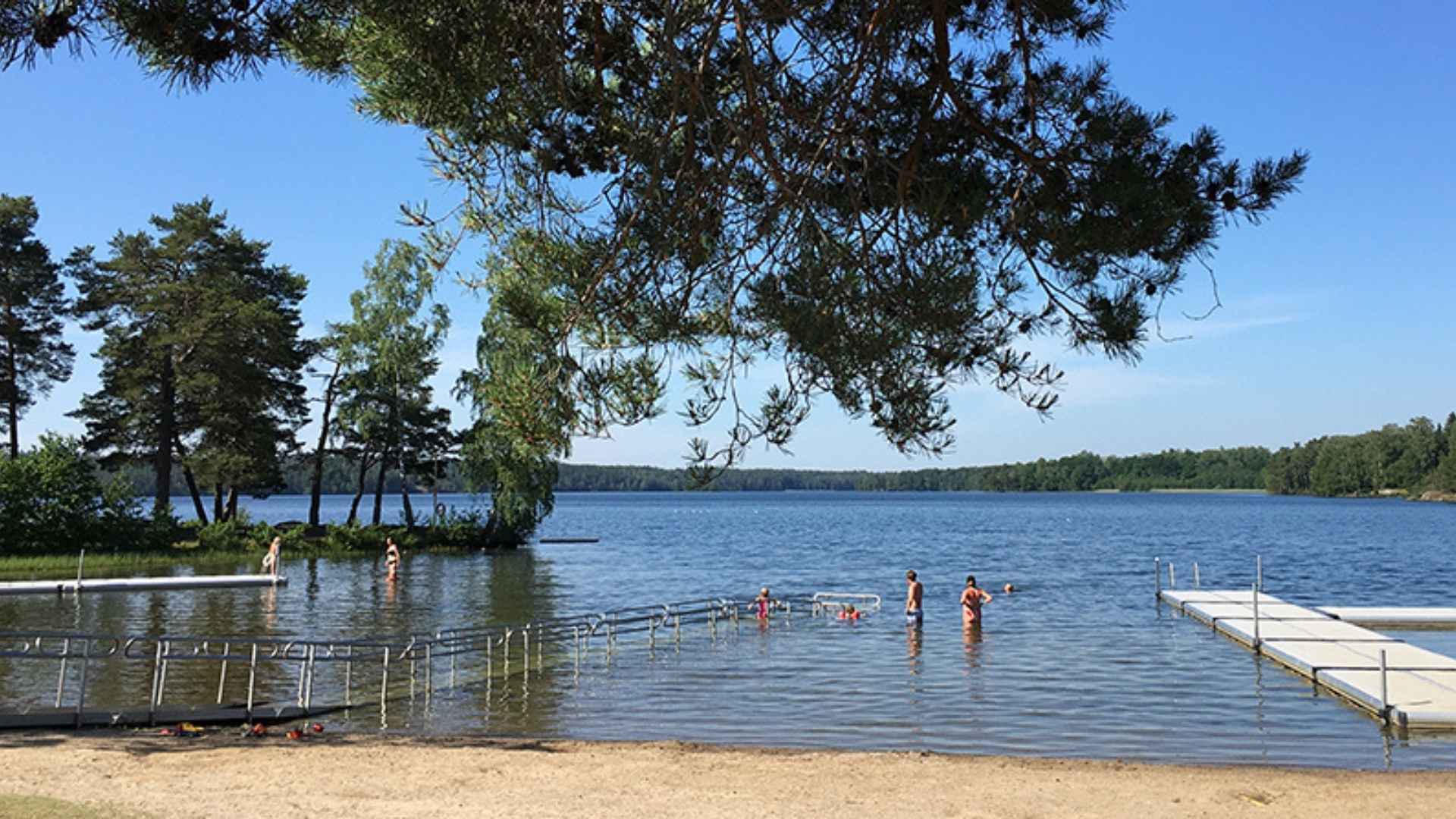 Hökmossbadet i Nykvarn omgivet av skog och natur