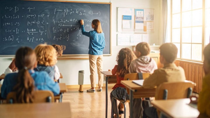 Äldreomsorg och skola i Nykvarn – elever och lärare i klassrum med fokus på kunskap